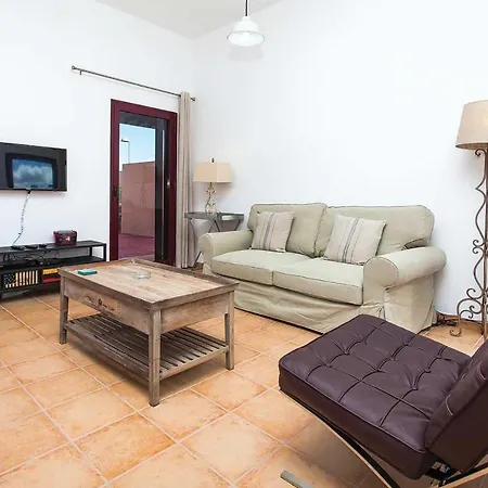 Villa Sleeps 4 Pool Wifi Corralejo